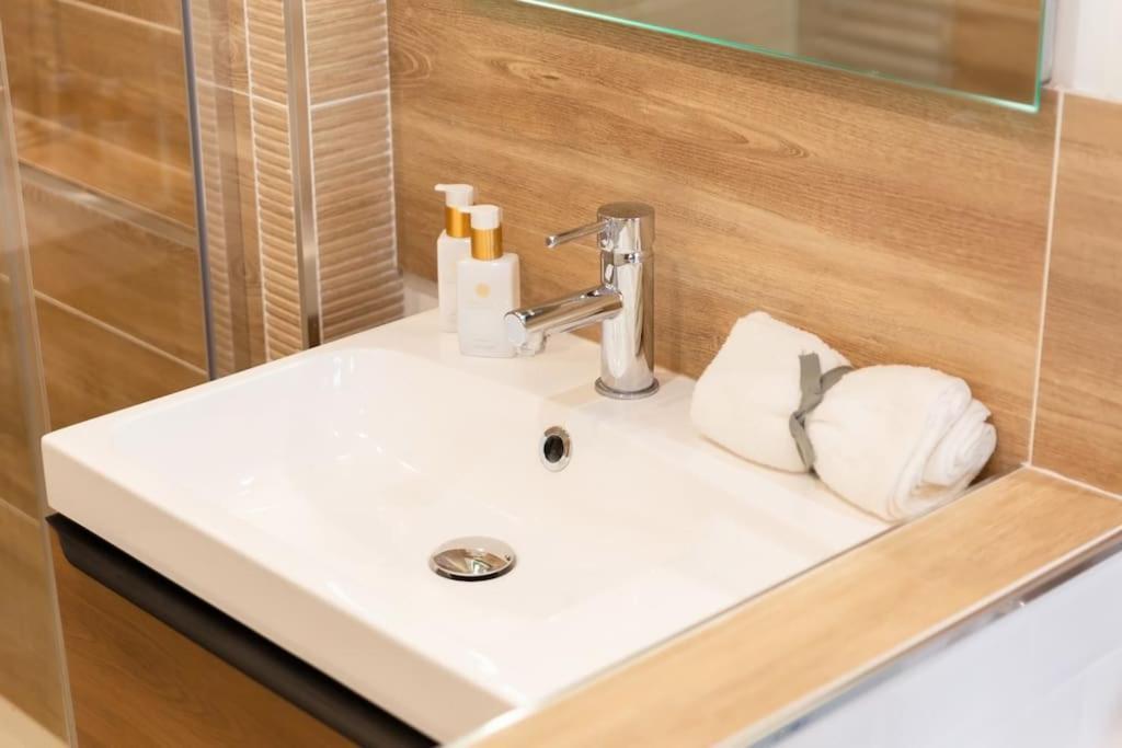 Suite Love Jacuzzi Montevrain Exterior photo