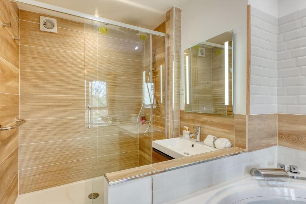 Suite Love Jacuzzi Montevrain Exterior photo